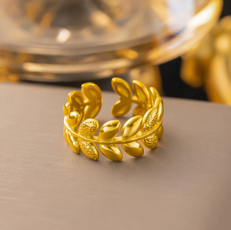 The Round of Leafs Ring