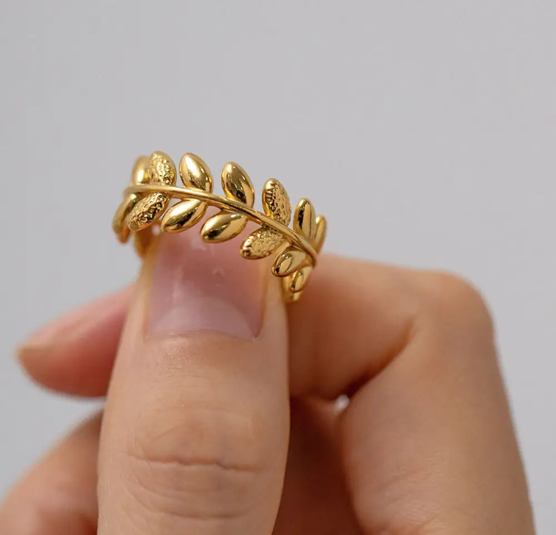 The Round of Leafs Ring